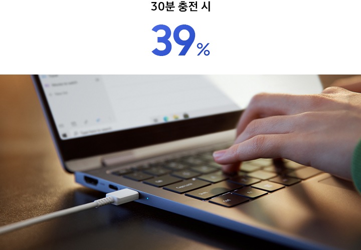 갤럭시 북4 360을 사용중인 사람의 손이 보입니다. 포트에는 USB선이 연결되어 있습니다. 