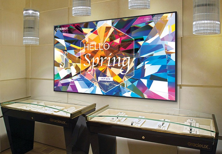 쥬얼리샵 벽면에 설치된 QBT-B 시리즈 화면으로 컬러풀한 이미지가 디스플레이 되어 있습니다.