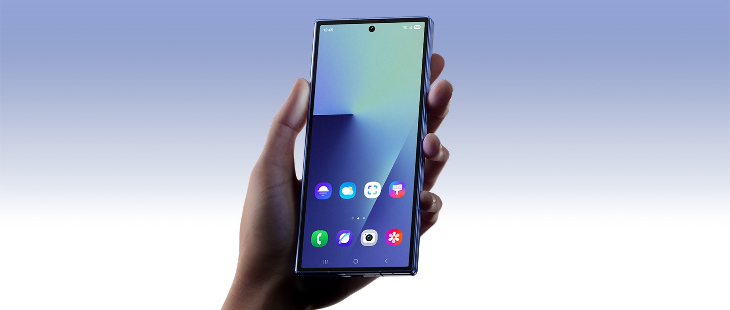 접혀진 갤럭시 Z 폴드7을 손에 들고 있는 모습입니다.