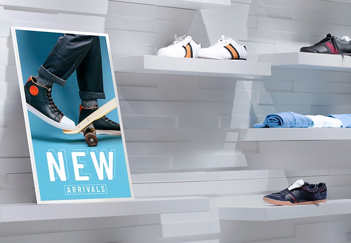 의류 매장에 포스터가 디스플레이된 E-Paper 가 있습니다.