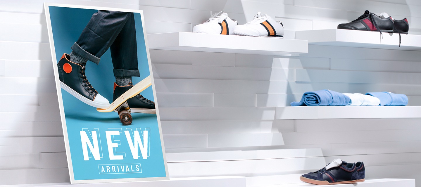 의류 매장에 포스터가 디스플레이된 E-Paper 가 있습니다.