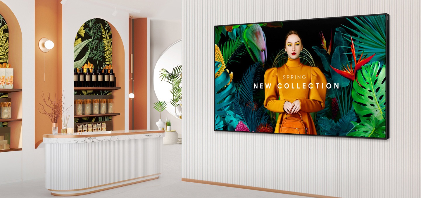 벽면에 단독형 스마트 LCD 사이니지가 설치된 에스테틱의 모습입니다.