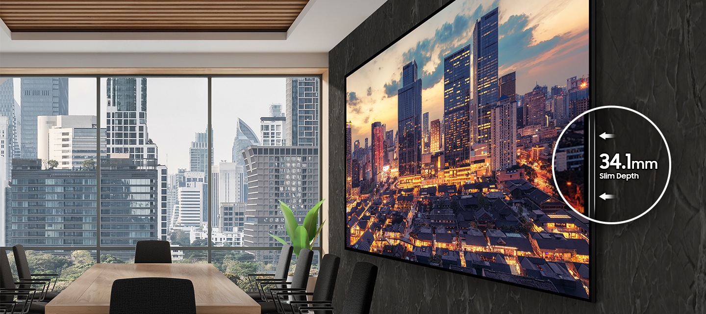 대형 회의실 벽면에 설치된 단독형 사이니지의 모습이 보입니다. 화면에는 도시의 야경이 디스플레이 되고 있으며, 측면 프레임 부분의 일부분을 확대하여 34.1mm Slim Design 이라는 표기가 있습니다.