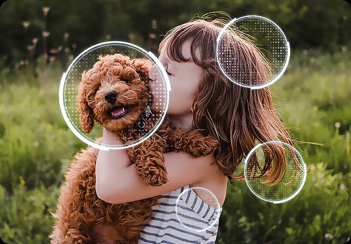 강아지를 안고 있는 소녀의 모습입니다. 강아지의 얼굴, 소녀의 저리, 소녀가 입고 있는 옷의 무늬 등을 한층 더 선명하게 업스케일링하여 보여줌을 표현한 이미지입니다.