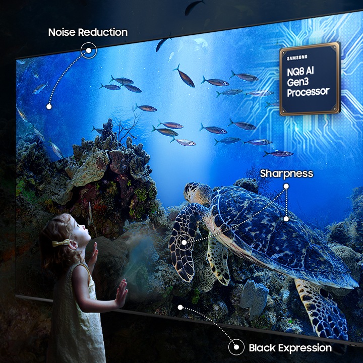 생생한 바닷속 풍경을 송출중인 단독형 사이니지가 있고 이를 바라보고 있는 어린이의 모습입니다. 화면 상단에는 NQ8 AI Gen3 Processor 라는 칩이 보이고 각 3군데의 포인트 지점을 표시하여 각각 Noise Reduction, Sharpness, Black Expression 이라는 화면 기능을 표시하고 있습니다.