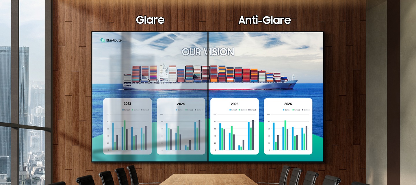 회의실 벽면에 대형 단독형 사이니지가 설치되어 있고 화면으로 OUR VISION 이라는 타이틀의 회의자료가 송출되고 있습니다. 화면을 반으로 나누어 한쪽은 글레어, 한쪽은 안티 글레어 화면으로 빛이 비췄을때 화면이 어떻게 보여지는지 비교해 보여주는 이미지입니다.