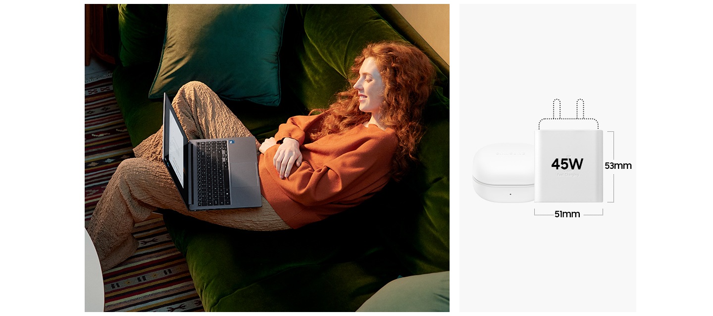 젊은 여성이 소파에 앉아 그레이 컬러의 갤럭시 북4로 콘텐츠를 감상하고 있습니다. 이미지 우측에는 기본 제공되는 노트북 충전기가 갤럭시 버즈2 프로 케이스와 나란히 놓여 있어 버즈 케이스 만큼 작은 사이즈를 강조하고 있습니다. 충전기 본체 크기는 가로 51 mm, 세로 53 mm입니다.