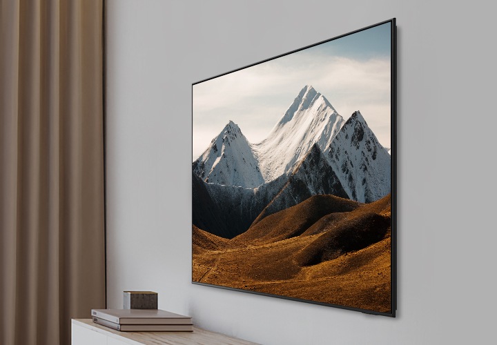 호텔TV가 설치된 벽면의 모습으로 슬림베젤로 벽에 초밀착되어 마치 액자같아 보이는 모습을 표현한 이미지입니다.