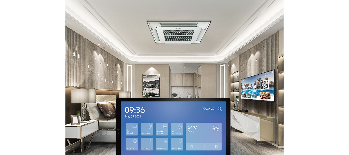 호텔TV가 설치된 화려한 호텔방의 정경이 보이며, 이미지 정면 하단에는 방의 기기들을 제어하는 스마트싱스 화면이 보이는 태블릿이 있습니다.