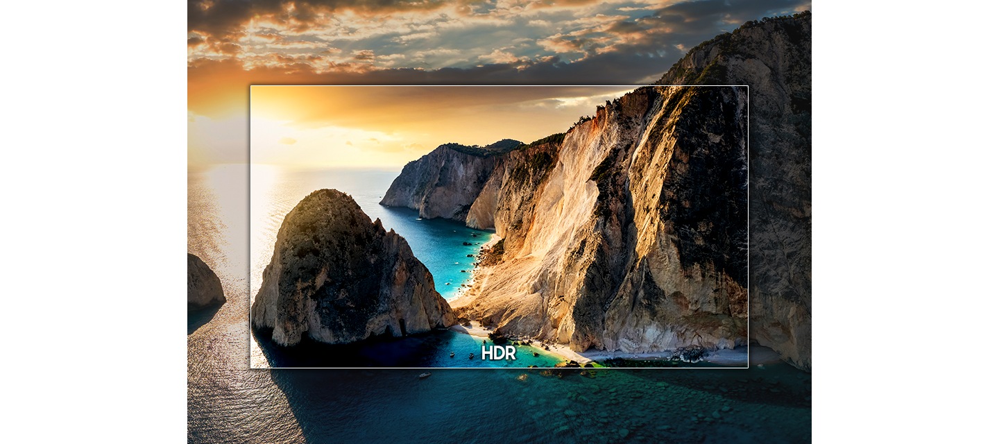 석양이 지는 바닷가의 절벽풍경이 있으며, 중앙에는 호텔TV 화면의 HDR을 통해 더욱 선명하게 보여줌을 표현한 이미지입니다.