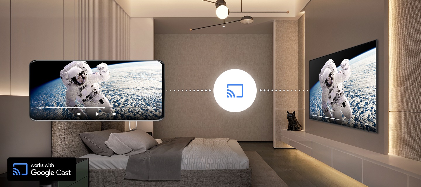 호텔의 객실 침대 정면 벽면에 호텔TV가 설치되어 있고  화면으로 우주비행사의 모습이 보입니다. 좌측에는 스마트폰이 보이고 TV와 스마트폰이 동일한 화면을 보여주고 있으며, 두개의 기기가 와이파이로 연결되어 있음을 나타내고 있습니다.