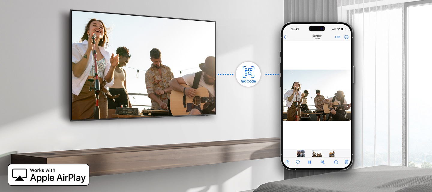 좌측 벽면에는 노래를 부르는 밴드의 모습이 송출중인 호텔TV의 모습이 있으며, 우측에는 동일한 화면이 송출중인 스마트폰의 모습입니다. 2개의 기기가 QR코드를 통해 연동되어 있음을 아이콘으로 연결하여 나타내고 있습니다.