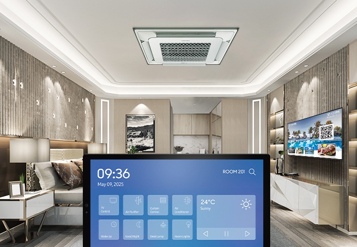 호텔TV가 설치된 화려한 호텔방의 정경이 보이며, 이미지 정면 하단에는 방의 기기들을 제어하는 스마트싱스 화면이 보이는 태블릿이 있습니다.