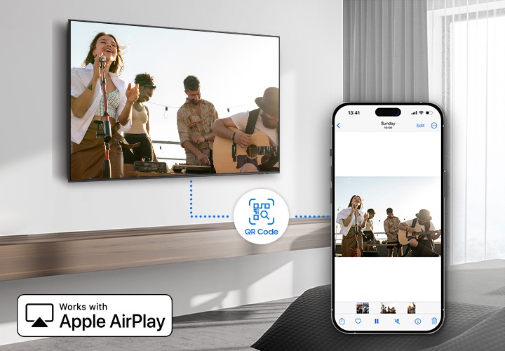 좌측 벽면에는 노래를 부르는 밴드의 모습이 송출중인 호텔TV의 모습이 있으며, 우측에는 동일한 화면이 송출중인 스마트폰의 모습입니다. 2개의 기기가 QR코드를 통해 연동되어 있음을 아이콘으로 연결하여 나타내고 있습니다.