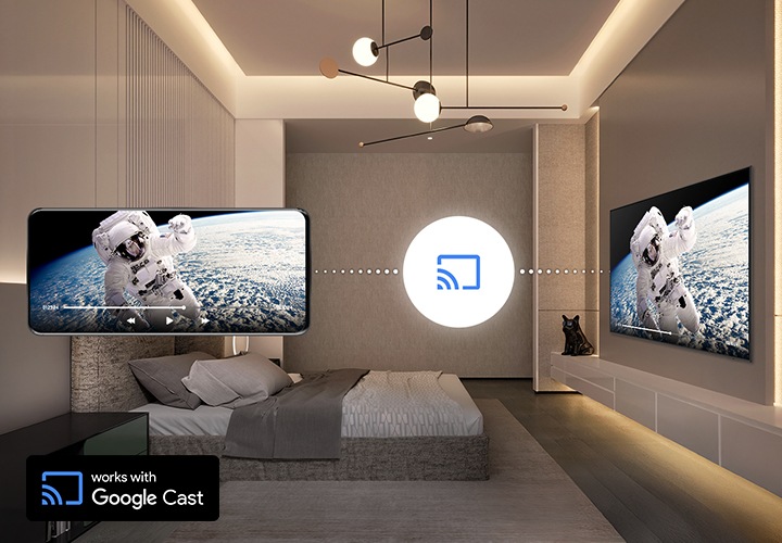 호텔의 객실 침대 정면 벽면에 호텔TV가 설치되어 있고  화면으로 우주비행사의 모습이 보입니다. 좌측에는 스마트폰이 보이고 TV와 스마트폰이 동일한 화면을 보여주고 있으며, 두개의 기기가 와이파이로 연결되어 있음을 나타내고 있습니다.