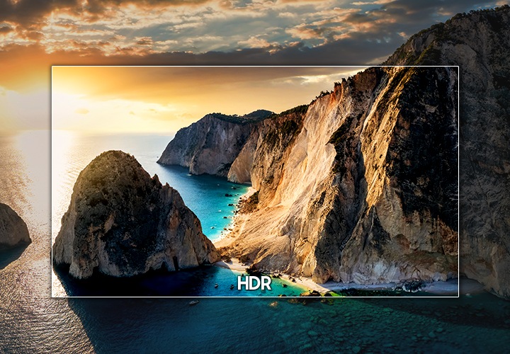 석양이 지는 바닷가의 절벽풍경이 있으며, 중앙에는 호텔TV 화면의 HDR을 통해 더욱 선명하게 보여줌을 표현한 이미지입니다.