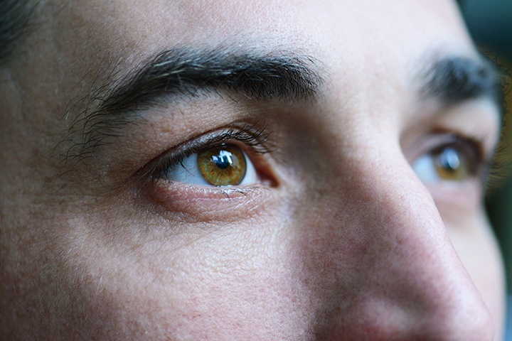 한 남성의 눈을 클로즈업하여 보여주는 이미지입니다.