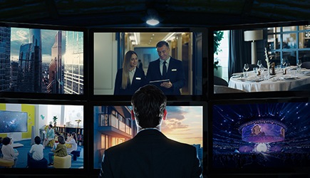 6개의 각기 다른 화면에 비치는 도입사례를 보고있는 남성의 뒷모습입니다.