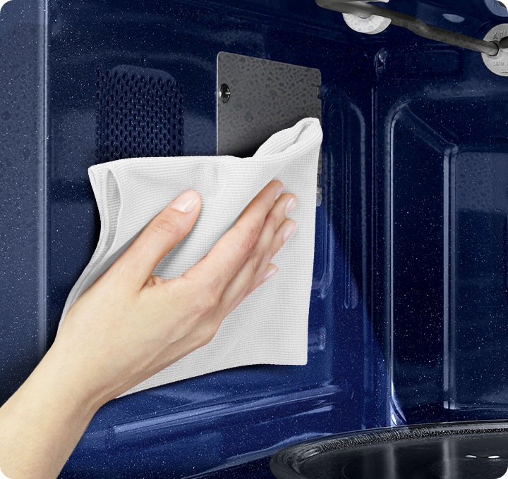 오븐 내부를 청소하는 모습입니다.