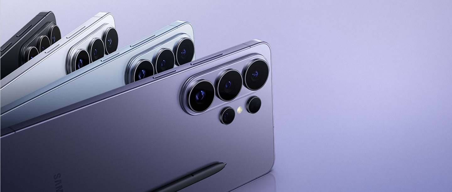 후면을 드러낸 4대의 갤럭시 S26 울트라가 부채를 펼친 것처럼 배치되어 있습니다. 첫 번째는 블랙, 두 번째는 화이트, 세 번째는 스카이 블루, 네 번째는 코발트 바이올렛 색상입니다. S펜은 코발트 바이올렛 색상 기기에 기대어 있습니다.