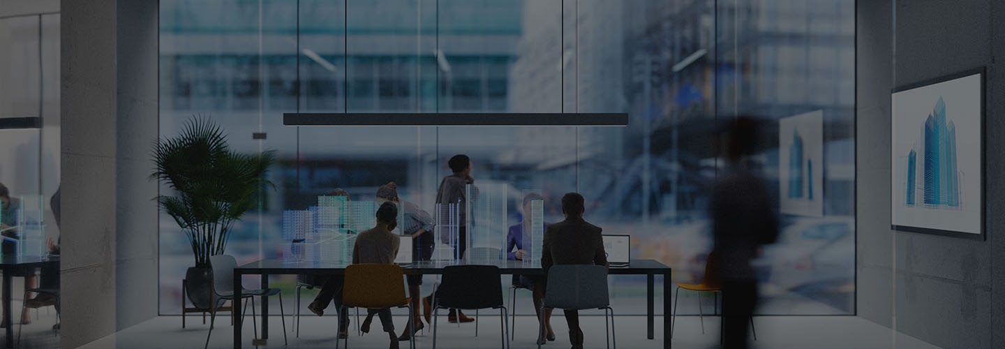 회의실에서 바쁘게 움직이며 업무를 하고있는 여러 사람들의 모습입니다.