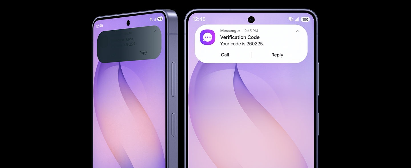 갤럭시 S26 울트라 휴대폰 두 대의 디스플레이 클로즈업. 휴대폰 하나가 각도에서 보이고, 개인정보 보호 디스플레이 덕분에 수신 알림이 어두워집니다. 다른 휴대폰은 앞쪽에서 보이고 화면 상단에 알림이 표시됩니다.