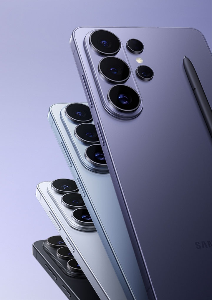 후면을 드러낸 4대의 갤럭시 S26 울트라가 부채를 펼친 것처럼 배치되어 있습니다. 첫 번째는 블랙, 두 번째는 화이트, 세 번째는 스카이 블루, 네 번째는 코발트 바이올렛 색상입니다. S펜은 코발트 바이올렛 색상 기기에 기대어 있습니다.