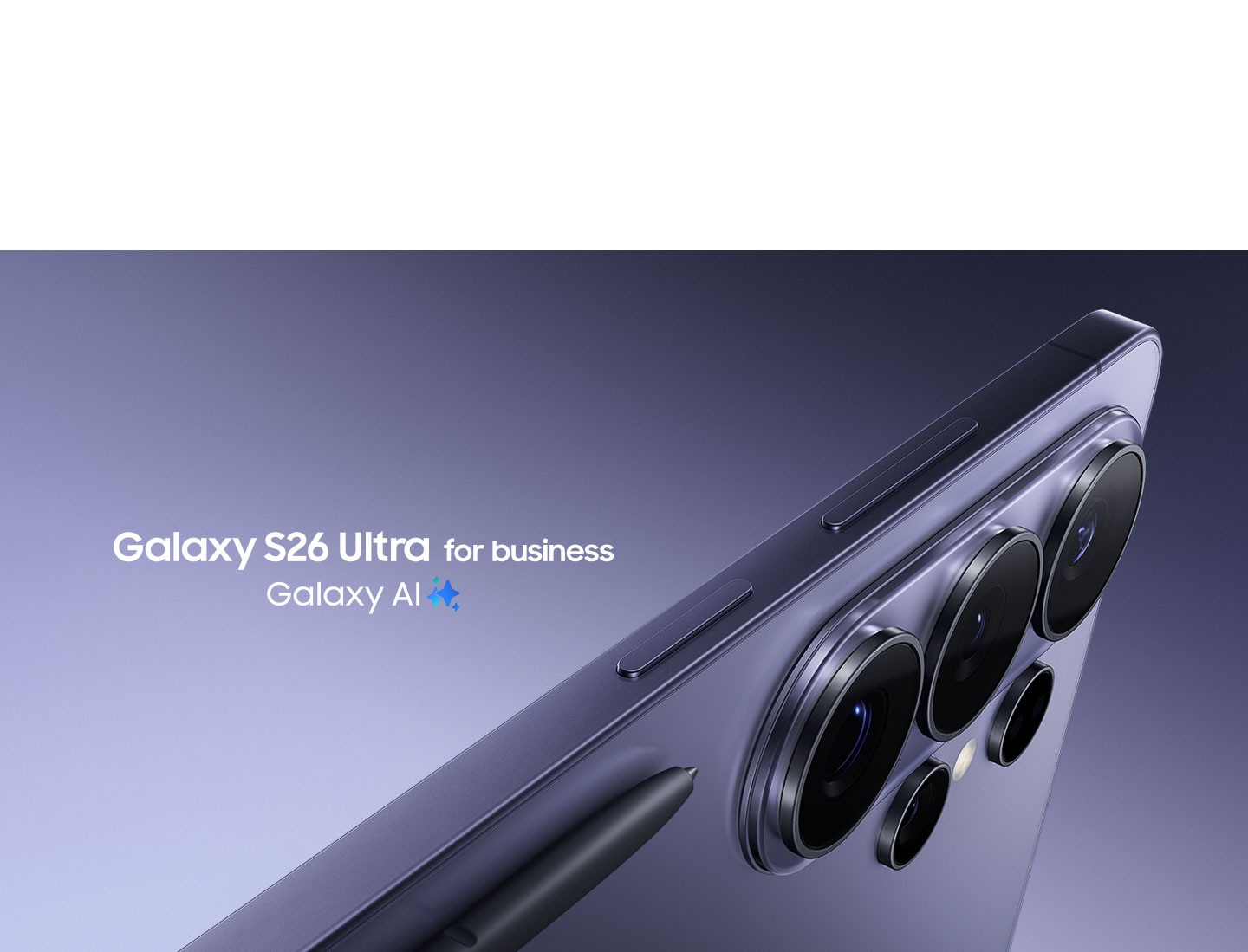 코발트 바이올렛 색상의 갤럭시 S26 울트라의 모서리 부분을 클로즈업해 카메라 렌즈를 강조합니다. 기기 앞에 S펜이 있습니다. 비즈니스용 갤럭시 S26 울트라. Galaxy AI.