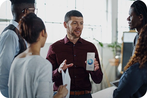 삼성의 기기로 학습중인 어린이의 모습입니다.