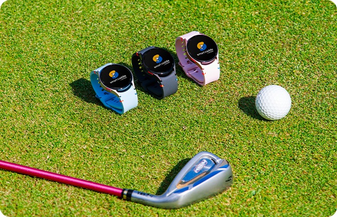잔디 위에 골프채와 골프공, 그리고 갤럭시 워치 3개가 있는 이미지