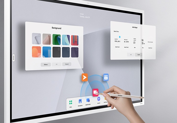 Flip Pro 전자칠판 화면 위로 자주쓰는 기능의 아이콘을 화면 하단 Flip Home에 펜으로 드래그하여 배치중인 손의 모습입니다.