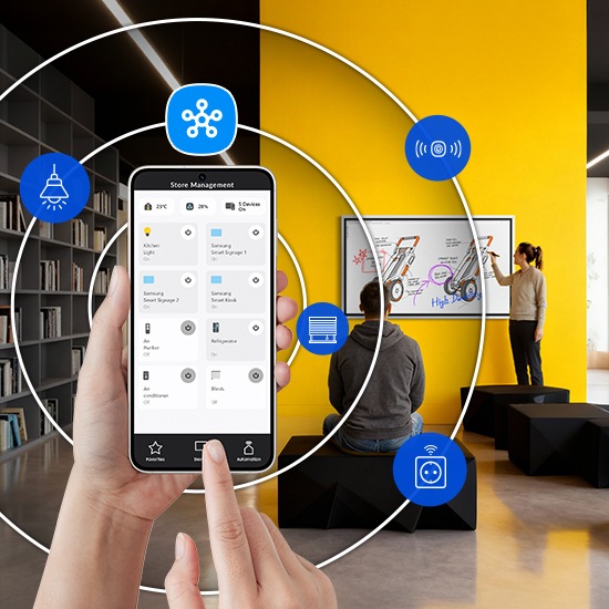 스마트폰 화면으로 전자칠판을 제어하는 모습입니다.