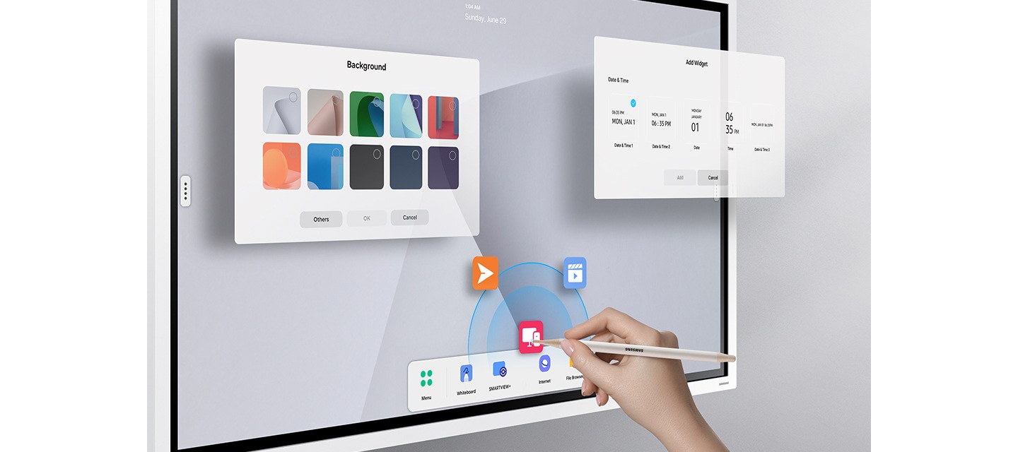 Flip Pro 전자칠판 화면 위로 자주쓰는 기능의 아이콘을 화면 하단 Flip Home에 펜으로 드래그하여 배치중인 손의 모습입니다.