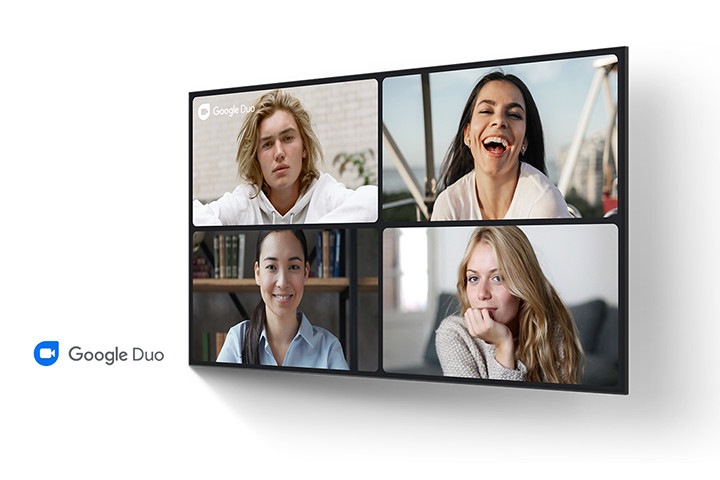 왼쪽 하단에 구글 듀오 로고가 있고 오른쪽에는 TV로 영상통화를 하고있는 네 사람이 보입니다.
