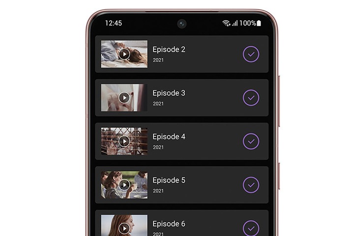 팬텀 핑크 컬러의 갤럭시 S21+ 5G의 5G 속도를 보여주기 위해, TV 에피소드 시즌을 다운로드 하고 있습니다.