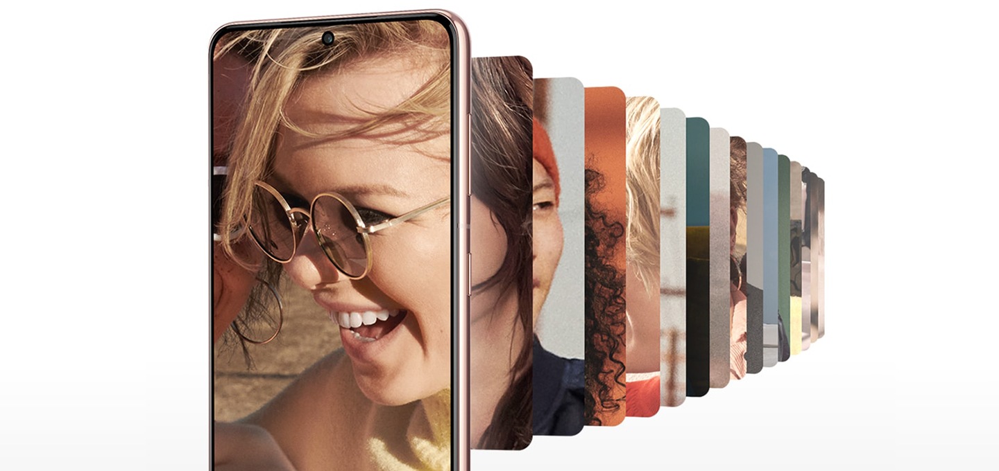 갤럭시 S21+ 5G 화면에 웃고 있는 여성의 모습이 보입니다. 그 뒤로 디스플레이 크기의 수많은 이미지가 겹쳐져 있습니다.