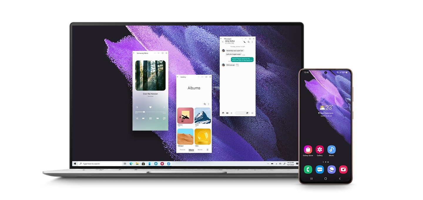 노트북과 갤럭시 S21+ 5G가 전면이 보이도록 나란히 놓여 있습니다. 노트북 화면에는 스마트폰 앱의 갤러리, 메시지, 삼성 뮤직 앱이 표시되어 있습니다. 이는 갤럭시 S21+ 5G와 노트북의 동기화된 모습을 보여주는 장면입니다.