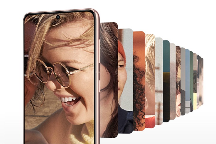 갤럭시 S21+ 5G 화면에 웃고 있는 여성의 모습이 보입니다. 그 뒤로 디스플레이 크기의 수많은 이미지가 겹쳐져 있습니다.