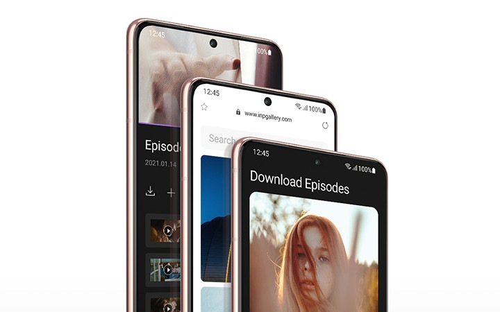 세 대의 팬텀 핑크 컬러 갤럭시 S21+ 5G가 전면이 보이도록 비스듬히 세워져 있습니다. 첫 번째 화면엔 시즌을 통째로 다운로드 받은 드라마 에피소드가, 두 번째 화면엔 인터넷 인터페이스가, 마지막 화면엔 비디오 편집 인터페이스가 표시되어 있습니다.