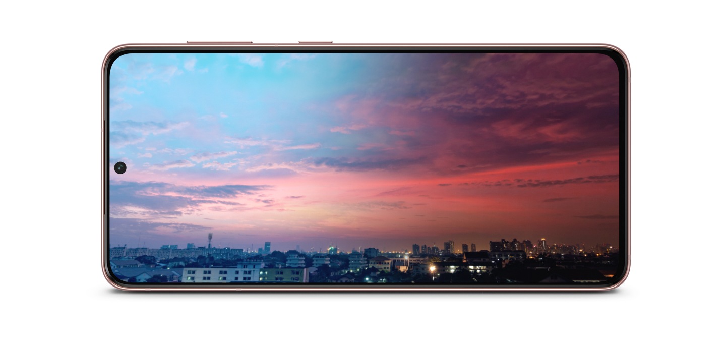 갤럭시 S21+ 5G가 전면 디스플레이가 보이도록 가로로 놓여 있습니다. 스크린에는 도시의 야경이 보입니다. 이는 아침부터 저녁까지 지속되는 강력한 배터리를 강조하는 장면입니다.