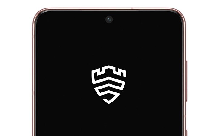 갤럭시 S21+ 5G가 전면이 보이게 세워져 있습니다. 화면에는 Samsung Knox 로고가 정중앙에 표시되어 있습니다.