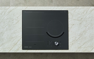 대리석으로 된 조리대 위에 전기레인지가 빌트인 방식으로 설치되어 있으며 이를 위에서 정면으로 내려다본 모습입니다.