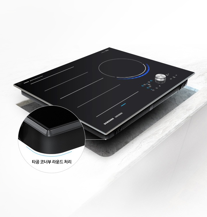 조리대 상판에 전기레인지가 떠 있으며, 빌트인 방식으로 설치 전 타공 코너부 라운드 처리부를 원형으로 확대하여 보여주는 모습입니다.