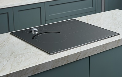대리석으로 된 조리대 위에 전기레인지가 빌트인 방식으로 설치된 모습입니다.