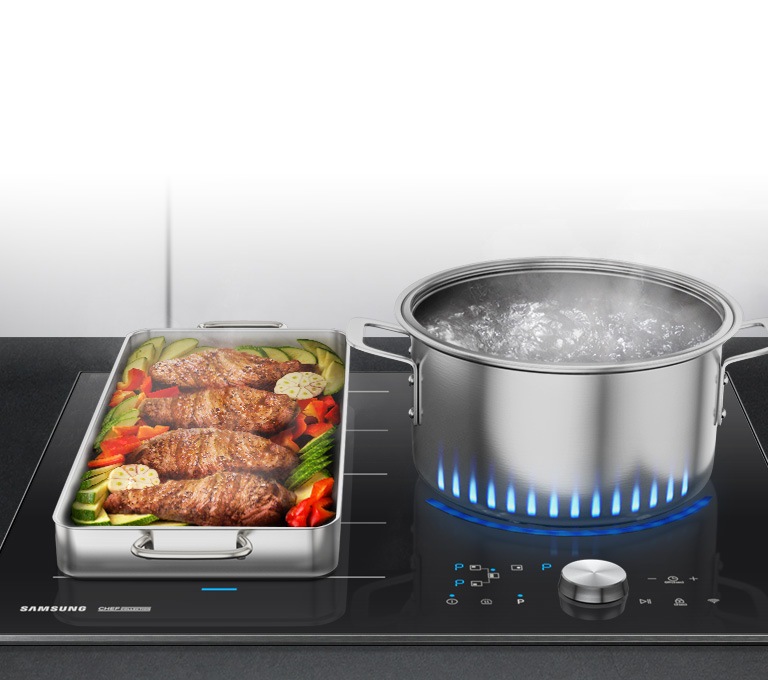 전기레인지로 음식을 조리 중인 모습입니다. 왼쪽 플렉스존에는 닭요리가 조리중이고, 오른쪽에는 물을 끓이는 모습이 보입니다.