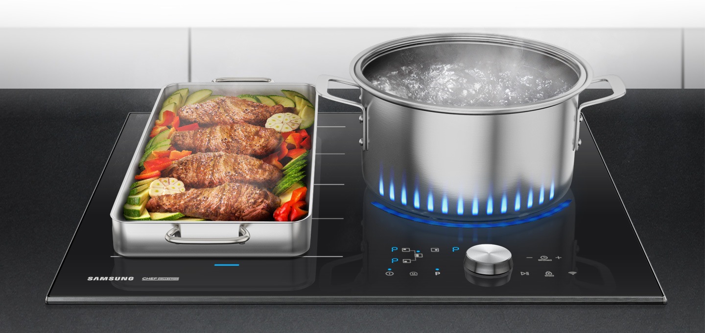 전기레인지로 음식을 조리 중인 모습입니다. 왼쪽 플렉스존에는 닭요리가 조리중이고, 오른쪽에는 물을 끓이는 모습이 보입니다.