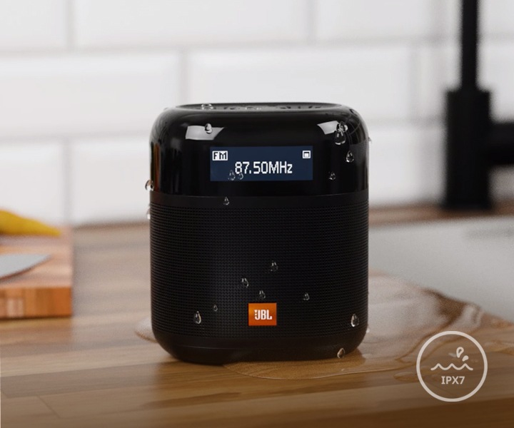 싱크대 위에 TUNER XL 제품이 올려져있고, 바닥과 제품에 물방울 들이 있어 방수등급을 나타내는 이미지입니다.