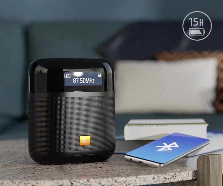 탁자위에 TUNER XL 제품이 올려있습니다. 제품 우측에 스마트폰에는 블루투스 연결화면이 노출되고 있습니다.