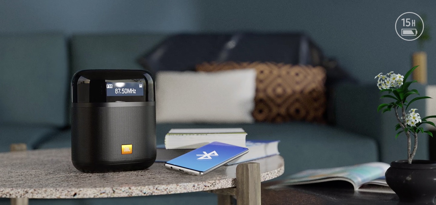 탁자위에 TUNER XL 제품이 올려있습니다. 제품 우측에 스마트폰에는 블루투스 연결화면이 노출되고 있습니다.