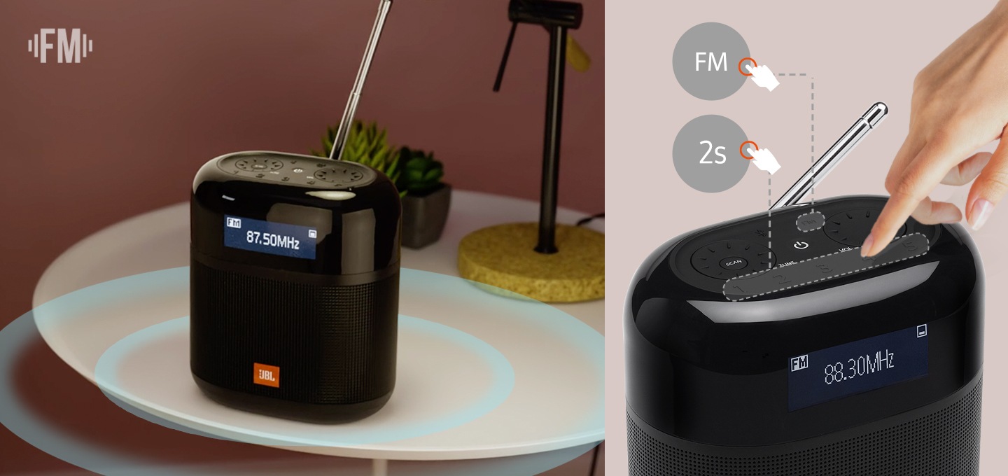 탁자에 TUNER XL 제품이 올려져있고, 하단에는 음파가 나오고 있습니다. 우측에는 제품 윗면의 확대컷과 5개의 프리셋 버튼과 FM 버튼을 나타내는 아이콘 및 실제 손이 합성되어 있습니다.